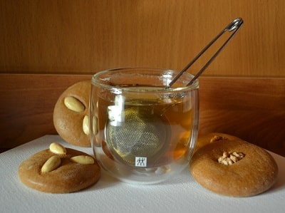 Medovníky s mandľami a čajom